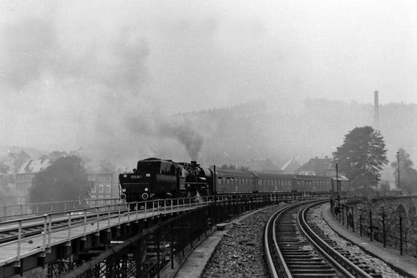 Eine 52 mit Personenzug  Bautzen - Bad Schandau auf der Sebnitzer Behelfsbrücke. Die letzten Stunden des Steinbogenviaduktes haben geschlagen...