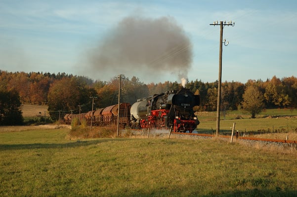 Eine weitere fantastische Aufnahme dieses Herbstspektakels: Der gleiche Zug auf der Rückfahrt nach Bad Schandau bei Krumhermsdorf in herrlichem Abendlicht, Foto: Ulli Dietzel, 22.10.2004 18:12 Uhr