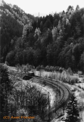 VT 135 von Kohlmühle kommend unterwegs in Ri. Ulbersdorf, 1965. Rechts neben dem Gleis ist noch deutlich der Verlauf der K-H Linie zu erkennen! Foto: Archiv Axel Förster