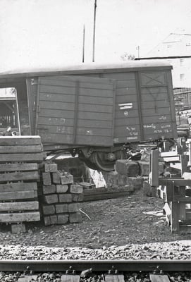 Der ausgehebelte Güterwagen.