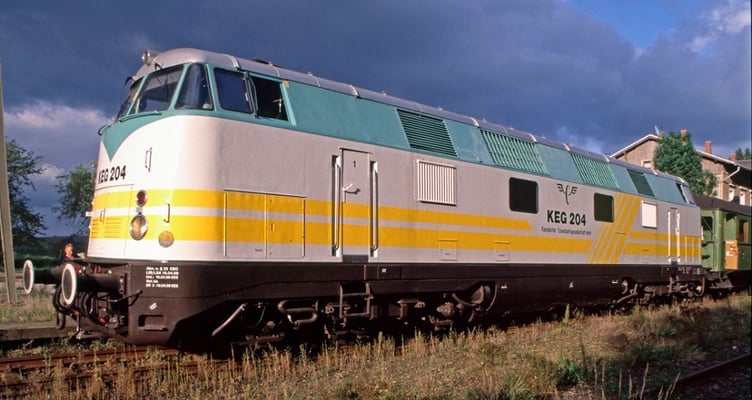 204 der KEG ( ex V 180 DR ) im Abendlicht, Stolpen 1998
