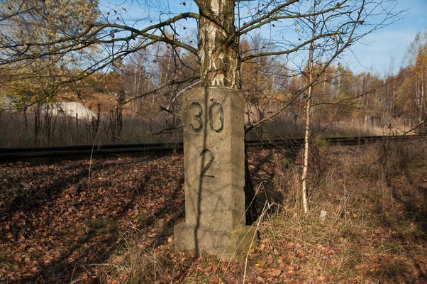 Kilometerstein 30,2 Oberottendorf, Stillgelegter Streckenabschnitt Neustadt / Sachsen - Neukirch (Lausitz)/West. Oktober 2013.