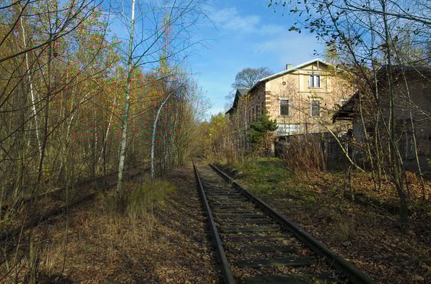 Das Bahnhofsgebäude ist mittlerweile in privater Hand. Stillgelegter Streckenabschnitt Neustadt / Sachsen - Neukirch (Lausitz)/West. Oktober 2013.