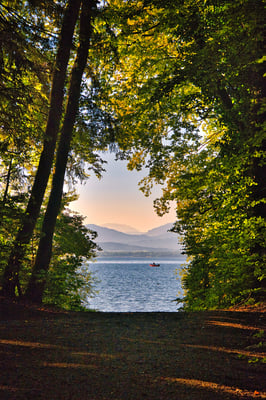 Durchblick auf den Chiemsee bei Mitterndorf.