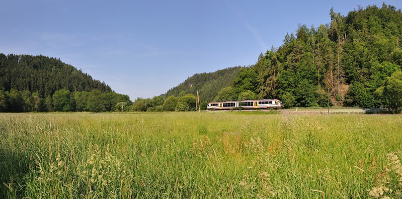 Kilometer 58,0 bei Goßdorf-Kohlmühle. Genau an dieser Stelle die der Desiro auf seinem Weg nach Neustadt hier passiert, sah es nach dem schweren Hochwasser im August 2010 nicht so aus, als würde hier je wieder ein Zug rollen. 04.06.11, 09:29 Uhr