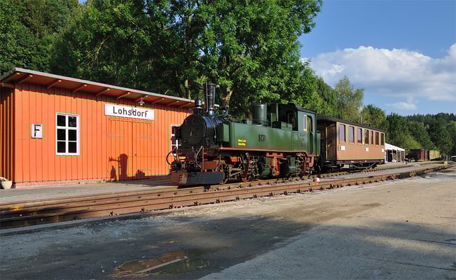 Im besten Licht der Nachmittagssonne präsentieren sich Lok und Wagen vor dem Bahnhofsgebäude Lohsdorf. 25.08.2011