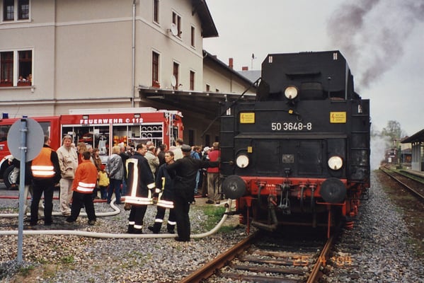 Der Blumenfestexpress der OSEF mit Lok 50 3648-8 vom Sächsischen Eisenbahn-Museum e.V. Chemnitz-Hilbersdorf am 25. April 2004 in Sebnitz. Foto: Thomas Lange