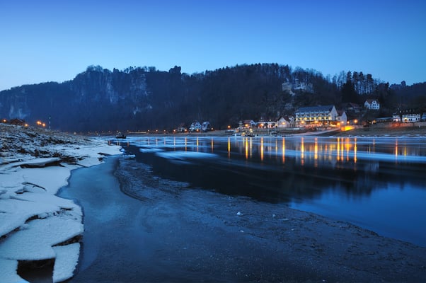 Der lang anhaltende Frost zu Beginn des Jahres 2012 sorgte auch für große Eisschollen, die auf der Elbe hinab in Richtung Hamburg trieben. Hier bei Rathen.