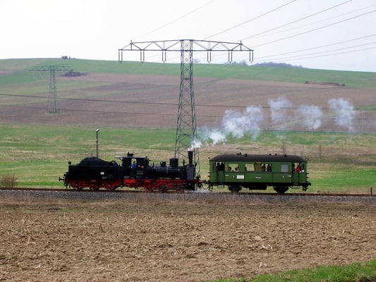 Ein seltener Gast: Die heute nicht mehr Betriebsfähige 89 6009 des Dresdner Verkehrsmuseums mit dem Windbergwagen, 22.04.2006