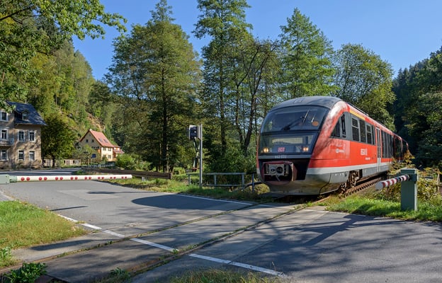 Desiro der Nationalparkbahn von Rumburk nach Decin, hier am BÜ in Goßdorf-Kohlmühle. 15.09.2016