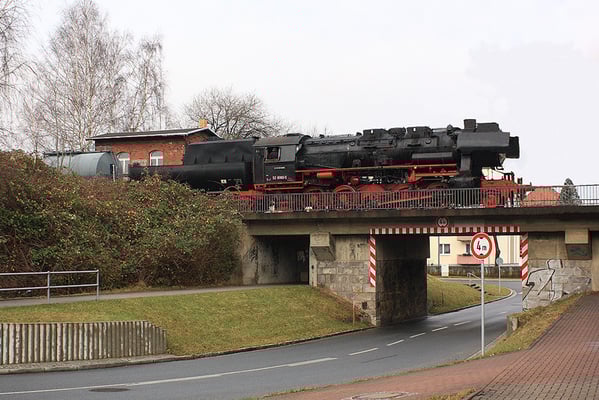 52 8080 musste mit ihrem Zug auf die Brücke am Stellwerk 2 ( Ausfahrt Richtung Bautzen - Stillgelegt ) ausweichen als sich die 2 Desiros in Neustadt trafen, 06.12.09, Foto: Jürgen Vogel