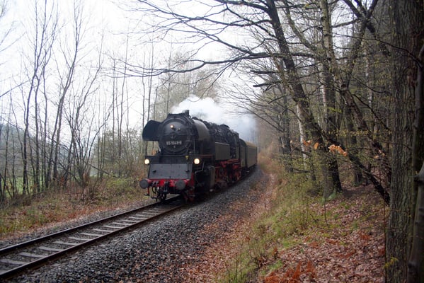 In Höhe der Ortslage von Schönbach ist es nicht mehr weit und die 65 1049-9 hat den Bahnhof Sebnitz erreicht, 19.04.2008, Foto: Jörg Feudel