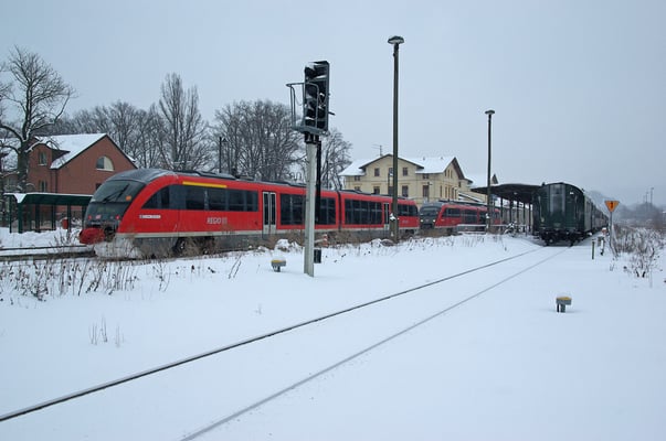 Da auch in Neustadt nur noch 2 Gleise für die Regionalbahnen zur Verfügung stehen, mussten RB 17131 aus Bad Schandau und RB 17126 aus Pirna wegen des Sonderzuges zusammen auf Gleis 1 ausweichen. 09.01.2010