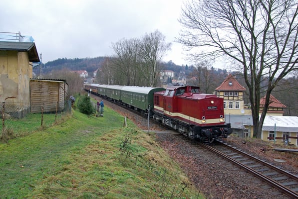 Nikollaussonderfahrten mit den OSEF zwischen Neustadt und Bad Schandau, 112 331-4 kurz nach dem Überqueren des Sebnitzer Stadtviaduktes vor der Einfahrt in den ersten von 7 Tunneln, Dezember 2008