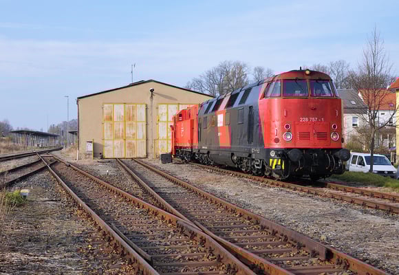 Nun wurde der Schneepflug Bauart Meiningen aus seinem " Sommerschlaf " geweckt. Lok und Pflug präsentieren sich im schönsten Novemberlicht. 21.11.11