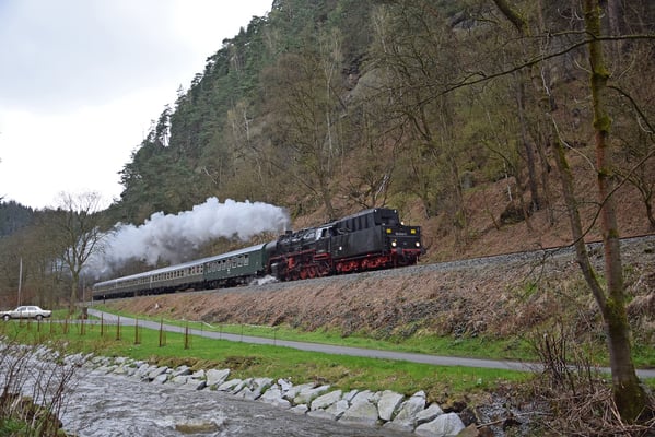 Zwischen Porschdorf und Goßdorf Kohlmühle geht es mit Tender vorran durch das Sebnitztal. Foto: Robert Schleusener, 08.04.2017