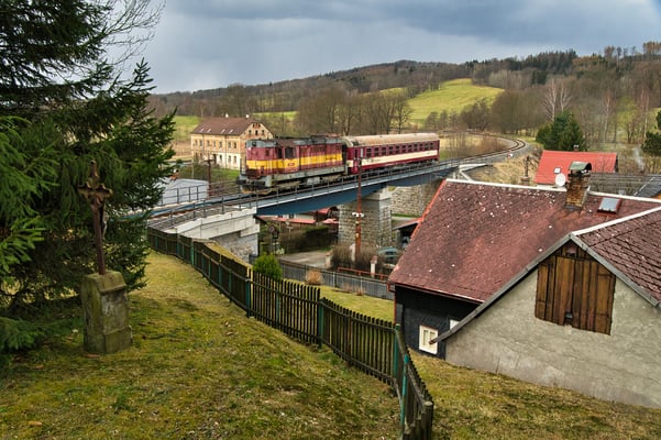 742 070-6 mit dem Deciner Touristenzug in Richtung Rumburk bei Brtníky, April 2022.