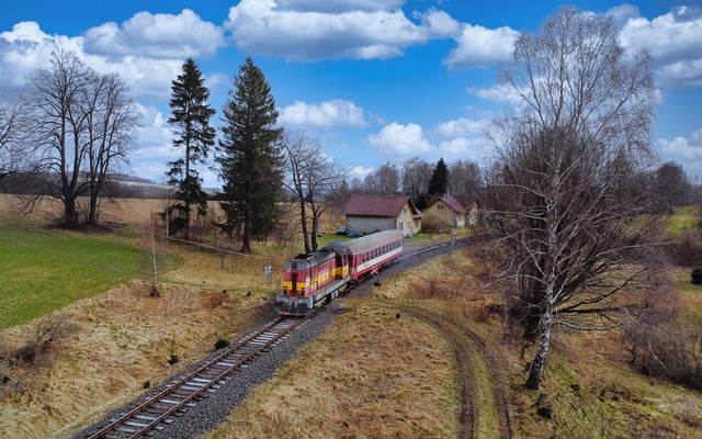 742 070-6 mit dem Deciner Touristenzug nach Mikulášovice dolní nádraží bei Panský, April 2022.