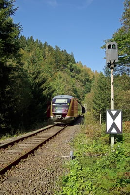 " Einfahrt frei " für die Regionalbahn Bad Schandau-Neustadt kurz vor dem Bahnhof Ulbersdorf, vorher wird noch Tunnel 3 durchfahren, 27.09.09