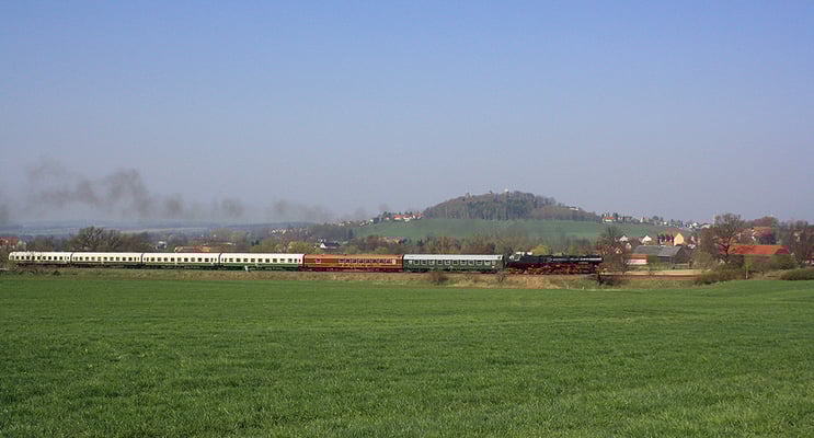 Sonderzug Pirna - Bad Schandau mit 52 8047-4 aus Nossen, hier auf der Strecke Pirna-Neustadt bei Stolpen, April 2009, 11.04.2009 Foto: Jürgen Vogel