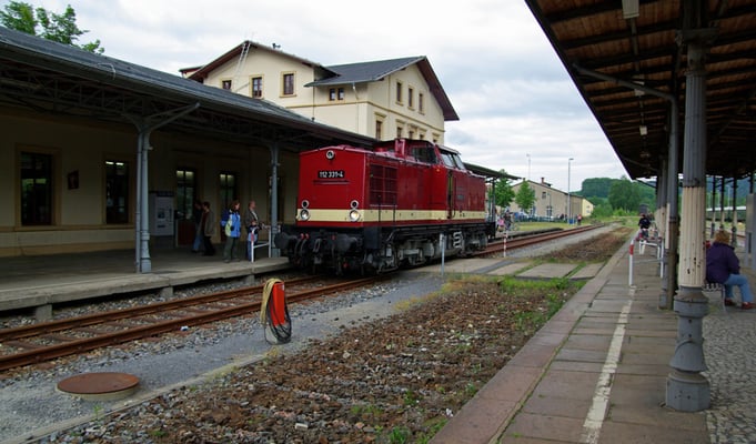 112 331-4 wartet auf das Rangiersignal ( Sonderfahrten zum Fest 675 Jahre Neustadt in Sachsen, Mai 2008 )