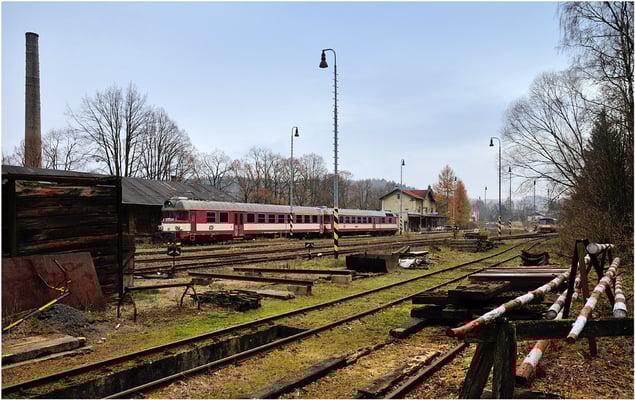 In Mikulášovice dolní nádraží macht sich der nur an Wochenenden verkehrende, von Decín kommende Os 2605/4 auf den Weg nach Dolní Poustévna. 24.11.2012