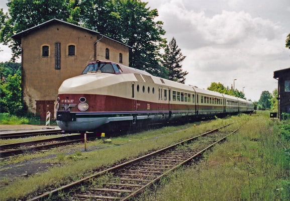 VT 18.16 von Pirna kommend rollt in den Bahnhof von Dürrröhrsdorf ein.