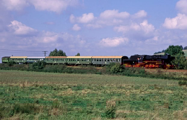 Schöner Zug in schöner Landschaft, 52 8141-5 der OSEF zwischen Neustadt und Polenz, Foto: Jürgen Vogel,1996