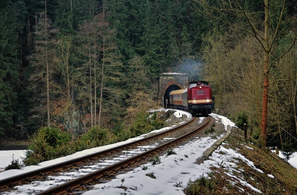 Am 09.03.2013 war 112 331 unterwegs auf einer Privatfahrt. Gefeiert wurde der 50. Geburtstag eines Vereinsmitglieds der OSEF. Im Sebnitztal kommt der Zug mit Reko & Speisewagen bei Ulbersdorf aus Tunnel 3.
