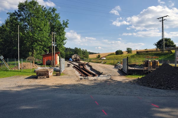 Blick von der Straße in den Bahnhof Lohsdorf, in den nächsten Tagen beginnen die Aushubarbeiten auf der Straße. 16.07.11