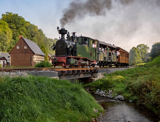 Ein wunderschönes Motiv bietet sich nun an der neuen Brücke über den Schwarzbach. Am Abend des 26.08.2017.