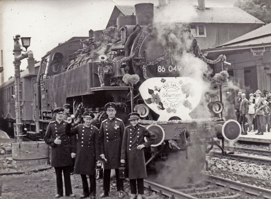 Das Sebnitzer Bahnpersonal vor der 86 049 (1984).