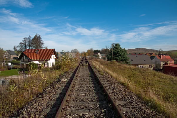 Nahe des Viadukts bei Oberottendorf, rechts die Abraumhalden des Steinbruchs. Stillgelegter Streckenabschnitt Neustadt / Sachsen - Neukirch (Lausitz)/West. Oktober 2013.