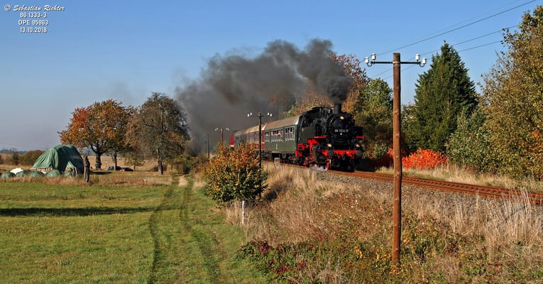 86 1333-3 mit Sonderzug von Pirna über Neustadt und Sebnitz nach Rumburk. Dem Fotografen gelang hier eine wunderbare Aufnahme bei Lohmen im Ortsteil Daube. Die Telegrafenmasten bis Pirna wurden Ende 2019 alle gefällt :-/ Foto: Sebastian Richter, 13.10.18