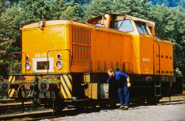 Wer gut schmärt, der gut fährt. Axel Förster beim Abölen der Stangenlager während einer Betriebspause in Rathmannsdorf, Mai 1992. Foto: Archiv Axel Förster