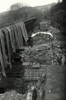 Nur sehr wenige Bilder gibt es vom Umbau des Amtshainersdorfer Viaduktes. Fotograf Lutz Morgenstern war damals mit seiner Kamera vor Ort.Rechts die Reste des alten Amtshainersdorfer Viadukts . Links die Interimsbrücke, die Teppiche dienen als Sprengschutz