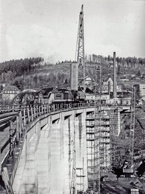 Die Lücke ist fast geschlossen, Einfügen der letzten Beton-Fertigelemente in Richtung Sebnitz Bhf. Foto: Archiv Sven Kasperzek.
