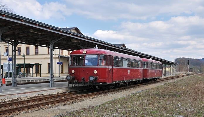 Der Uerdinger Schienenbus im Bahnhof Neustadt / Sachsen. 17.04.12