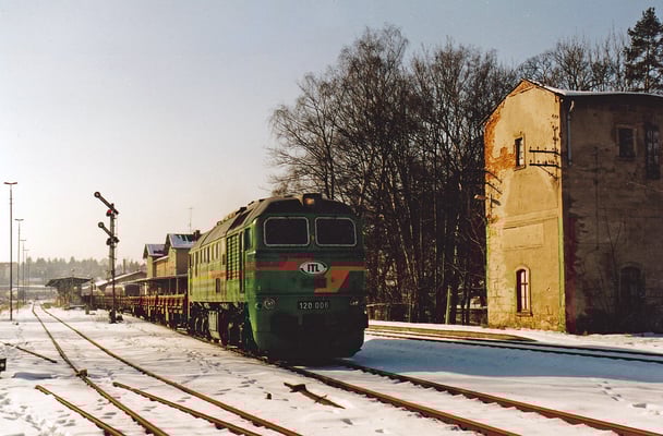 Die "Wumme", oder auch "Taigatrommel". Während ihrer aktiven Zeit bei der Deutschen Reichsbahn war sie anfangs wegen des fehlenden Schalldämpfers bei der Bevölkerung wenig beliebt. Hier als ITL 120 006 mit Bauzug nach Neustadt.