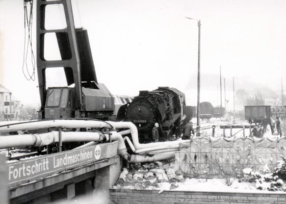 Verunfallte 52 8059 in Höhe des Abzweiges zum Fortschrittwerk (heute Brücke über die Mildnerstraße).
