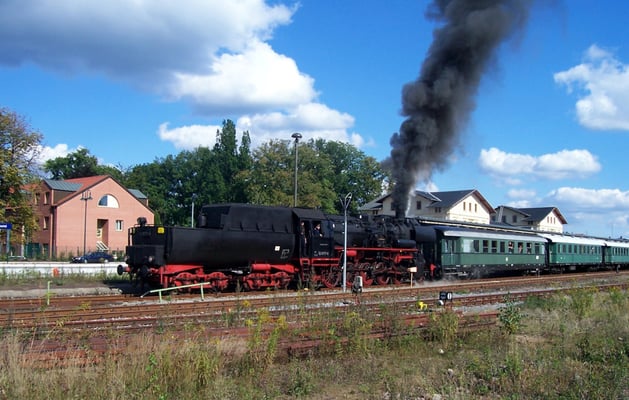 Im September 2004 kam die 52 8177-9 der Dampflokfreunde Berlin e.V. auf die Sebnitztalbahn. Hier hat sie Ausfahrt in Neustadt, September 2004