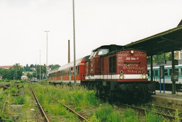 Dann ist Schluss. Vorbei ist es mit der Eisenbahnromantik auf den Nebenstrecken. "Letzter Planeinsatz der V100 auf der Sächsischen Semmeringbahn" hat Lokführer Axel Förster auf 202 844 geschrieben. 
