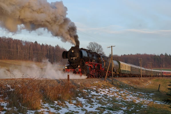 Nachschub durch 528080-5 der OSEF in der Steigung bei Krumhermsdorf, November 2008