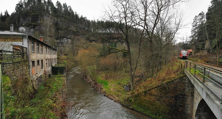RB 17122 bei der Ausfahrt in Porschdorf. Das Panorama entstand auf Höhe der Ochelbaude. In Sebnitz und Goßdorf-Kohlmühle wurde die vorläufige Wiedereröffnung in den Bahnhöfen gefeiert. 13.11.10