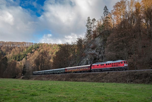 Adventsrundfahrt durch die Sächsische Schweiz der OSEF - mit einer BR 232! Das gab es zuvor nie, denn die Ludmilla hat fast 5 Tonnen zu viel auf den Achsen... Hier der Zug in Richtung Neustadt unterhalb des Goßdorfer Raubschlosses. 27.11.16