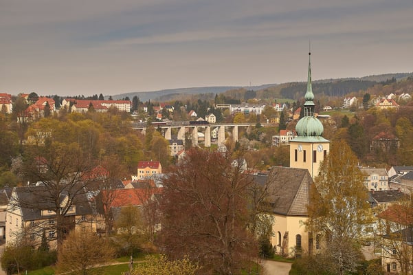 In Sebnitz schweift der Blick vorbei an der Peter-Pauls-Kirche zum Stadtviadukt. 50 3648 wird in wenigen Momenten den Bahnhof Sebnitz erreichen. Foto: Frank Zirnstein, 01.05.16