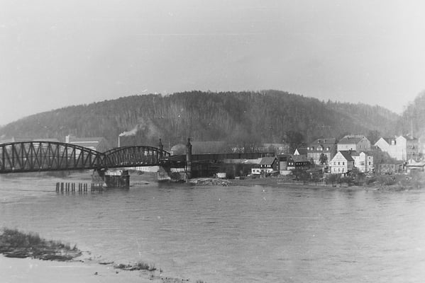 Einschub der Stahlträgerteile für die neue Elbbrücke.