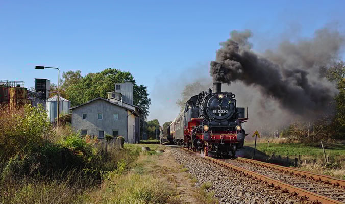 Schönstes Herbstwetter begleitete den Zug den ganzen Tag. 86 1333 am BÜ des Haltepunktes Stolpen, 13.10.18