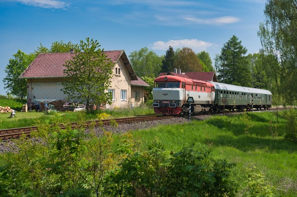 T478 1006 mit dem Lužickohorský rychlík Prag - Mikulášovice dolní nádraží in Panský, Mai 2022.