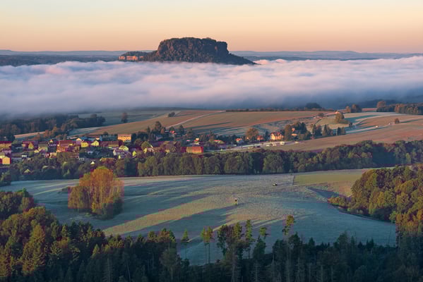 Frostiger Herbstmorgen bei Porschdorf, fotografiert von den Waitzdorfer Aussichten.